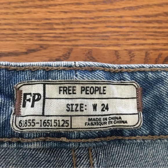 Free People 61855-16515125 distressed denim cut off shorts Sz 24 - Picture 3 of 5
